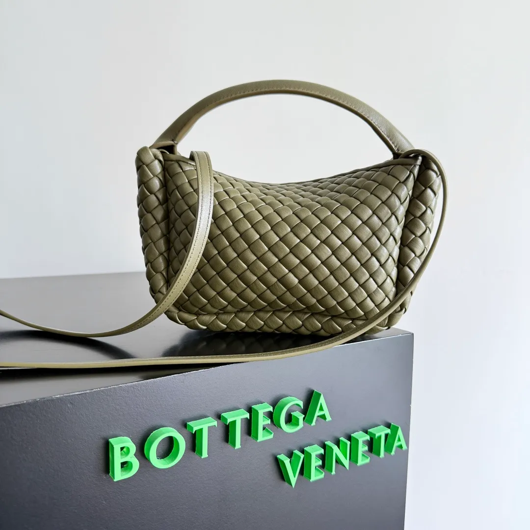 Batch 1760 BOTTEGA VENETA's new mini COBBLE bag. This season's mini Cobble series brings a new style of handbag. The body of the bag resembles the shape of a "Yuanbao", giving you good luck throughout autumn and winter! This Yuanbao bag is made of three pieces of quilted cotton and has an unlined body, showing its quiet power. The bag is carefully designed to create a three-dimensional look. The joints and edges are decorated with lambskin strips to create a sense of simplicity. The handbag is not lined, so you can directly appreciate the consistent lambskin on the outside and inside. It is beautiful both inside and outside. The top handle of this handbag is made of leather-wrapped rope and is quite sturdy. The detachable shoulder strap is secured by a leather buckle inside the bag. Can be carried by hand, carried on the shoulder or cross-body, very easy to match! Style number: 805739 Size: 23*11*8cm